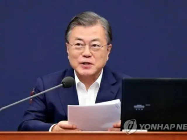 首席秘書官・補佐官会議で発言する文大統領＝２日、ソウル（聯合ニュース）