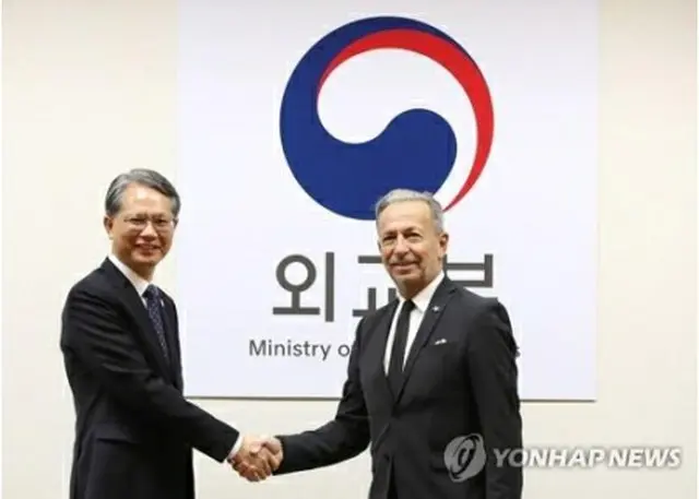 ２０１９年１１月２５日、外交部で開かれた８回目の協議会で握手を交わす康禎植（カン・ジョンシク）多者外交調整官（当時、左）とアパロ氏＝（聯合ニュース）