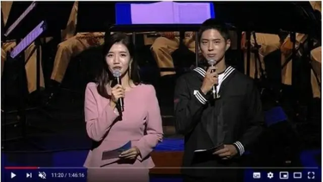 海軍の音楽会で司会を担当したパク・ボゴムさん（右、海軍のユーチューブチャンネルより）＝（聯合ニュース）≪転載・転用禁止≫