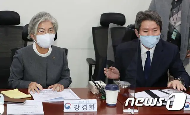 韓国の康京和 外相と李仁栄 統一相（画像提供:wowkorea）