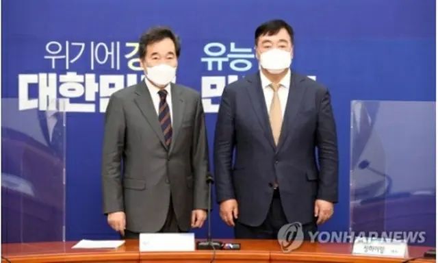 国会で面会した李洛淵氏（左）とケイ海明氏＝３日、ソウル（聯合ニュース）