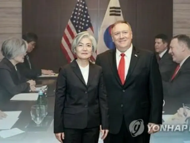 康氏（左）とポンペオ氏＝（聯合ニュースＴＶ）