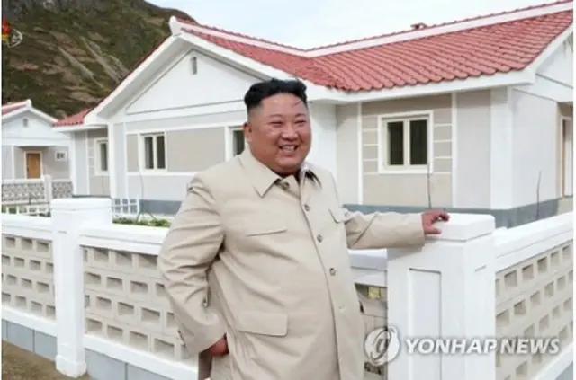北朝鮮の朝鮮中央テレビは先月１５日、金委員長が東部の咸鏡南道新浦市など台風による被害を受けた地域の復旧現場を視察したと報じた＝（朝鮮中央テレビ＝聯合ニュース）≪転載・転用禁止≫