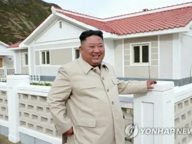 北朝鮮の朝鮮中央テレビは先月１５日、金委員長が東部の咸鏡南道新浦市など台風による被害を受けた地域の復旧現場を視察したと報じた＝（朝鮮中央テレビ＝聯合ニュース）≪転載・転用禁止≫