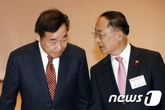 洪楠基 副首相兼企画財政相と、李洛淵 与党“共に民主党”代表（画像提供:wowkorea）