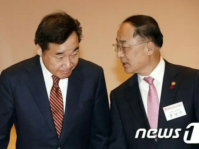 洪楠基 副首相兼企画財政相と、李洛淵 与党“共に民主党”代表（画像提供:wowkorea）