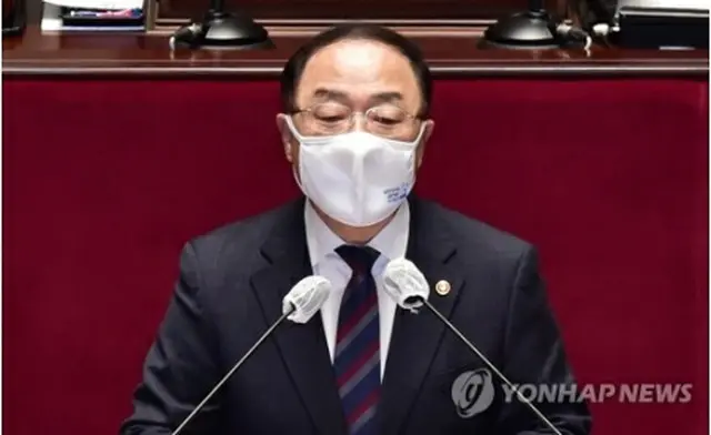 国会予算決算特別委員会に出席した洪氏＝4日、ソウル（聯合ニュース）