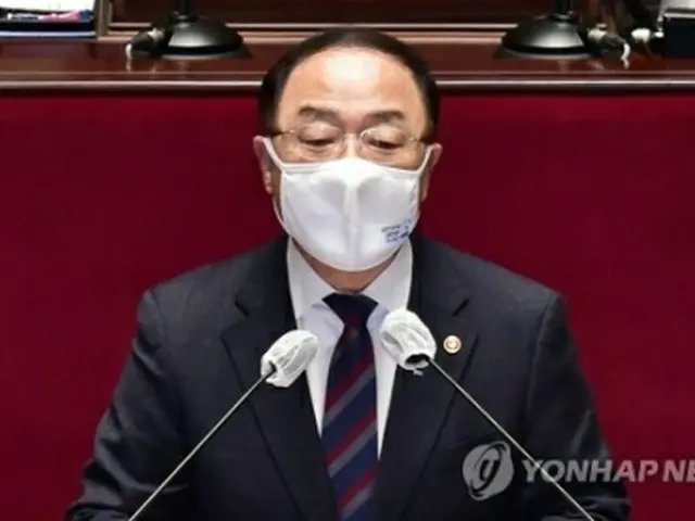 国会予算決算特別委員会に出席した洪氏＝4日、ソウル（聯合ニュース）