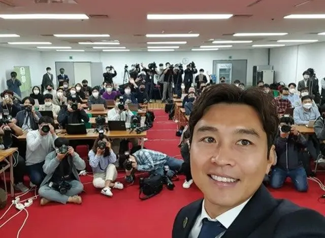 元韓国代表イ・ドングク、引退会見で残したセルカ一枚 「最後に僕が撮ります」（画像提供:wowkorea）
