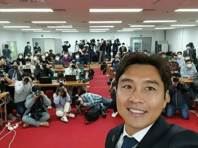 元韓国代表イ・ドングク、引退会見で残したセルカ一枚 「最後に僕が撮ります」（画像提供:wowkorea）