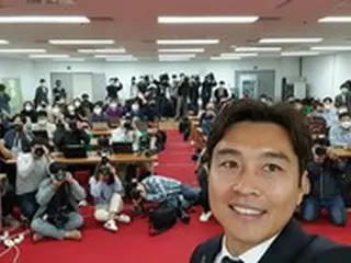 元韓国代表イ・ドングク、引退会見で残したセルカ一枚 「最後に僕が撮ります」
