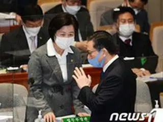 秋法相「尹検察総長は政治の沼にはまる…今是昨非の姿勢が必要」＝韓国