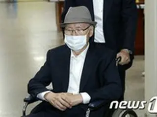 “背を向けた李明博執事”元大統領府総務企画官、賄賂授受ほう助容疑「無罪」確定