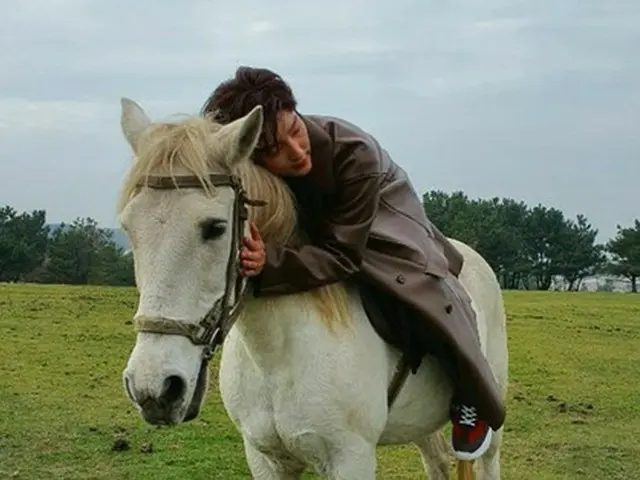 【トピック】俳優イ・ジュンギ、リアルな“白馬に乗った王子様”姿がカッコよすぎると話題（画像提供:wowkorea）