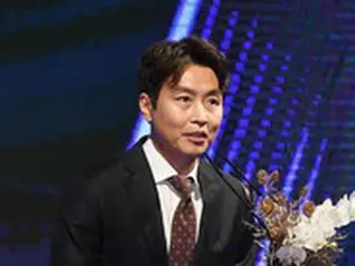 ＜Kリーグ大賞＞“引退宣言”イ・ドングク、功労賞＆ベストフォト賞受賞