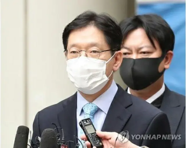 控訴審の判決公判を終えた金慶洙知事＝６日、ソウル（聯合ニュース）