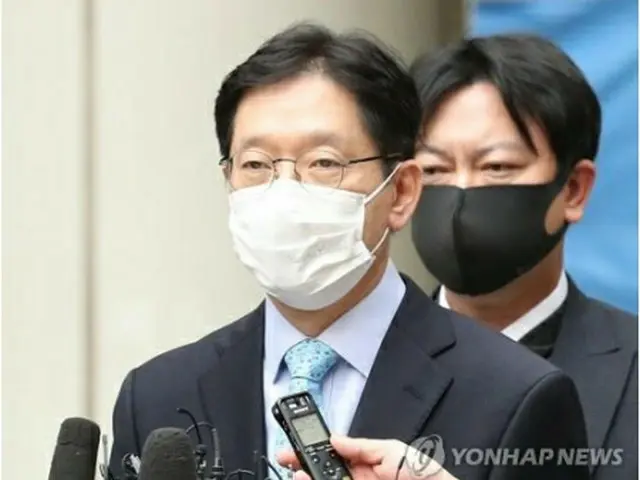 控訴審の判決公判を終えた金慶洙知事＝６日、ソウル（聯合ニュース）
