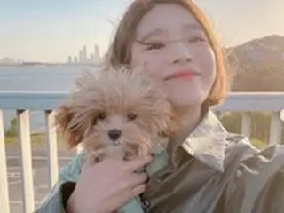 歌手Ben、結婚を控えて愛らしくなった美貌…愛犬との幸せなひと時