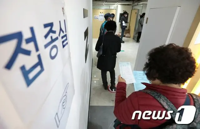 韓国ソウルの健康管理協会で、高齢者がインフルエンザ予防接種を受けるために並んでいる（画像提供:wowkorea）