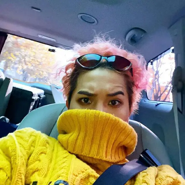 MINO（WINNER）、眉毛までオシャレなセンス…ピンクヘアにイエローニット（画像提供:wowkorea）