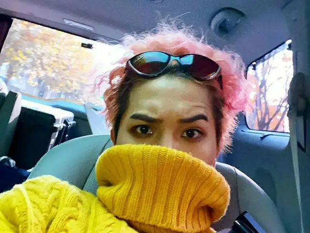 MINO（WINNER）、眉毛までオシャレなセンス…ピンクヘアにイエローニット（画像提供:wowkorea）