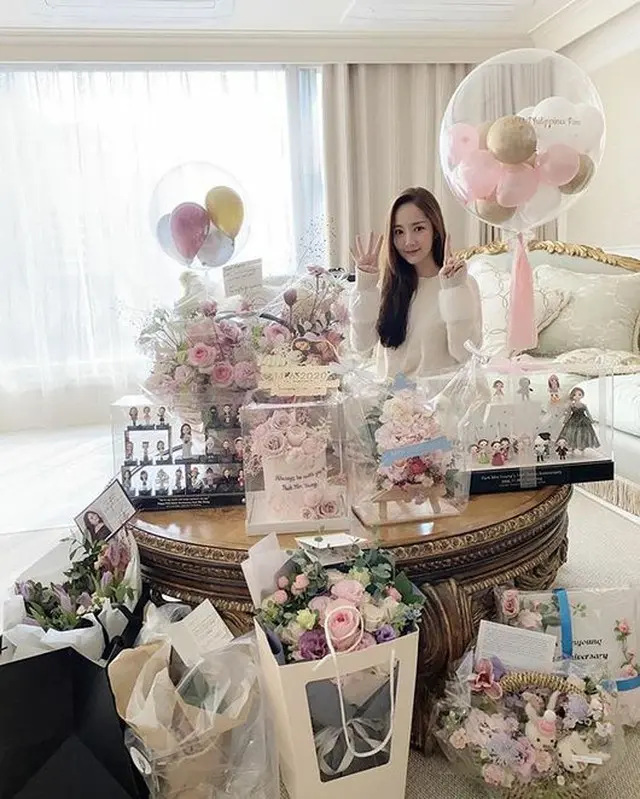デビュー14周年の女優パク・ミニョン　部屋いっぱいのプレゼントに笑顔（画像提供:wowkorea）