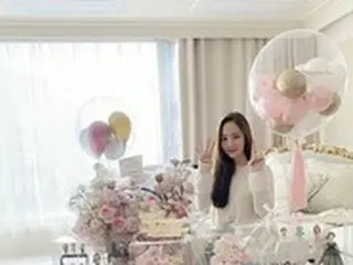 デビュー14周年の女優パク・ミニョン　部屋いっぱいのプレゼントに笑顔