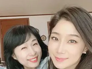 女優キム・ハヨン、母親から受け継いだ美貌DNA…母娘のツーショット公開