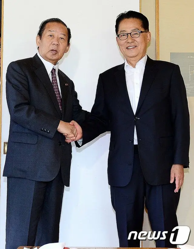 朴智元 韓国国家情報院長と、自民党の二階俊博 幹事長（画像提供:wowkorea）