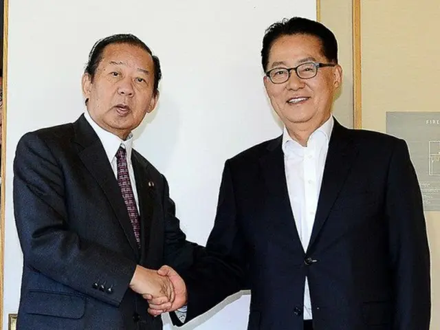 朴智元 韓国国家情報院長と、自民党の二階俊博 幹事長（画像提供:wowkorea）