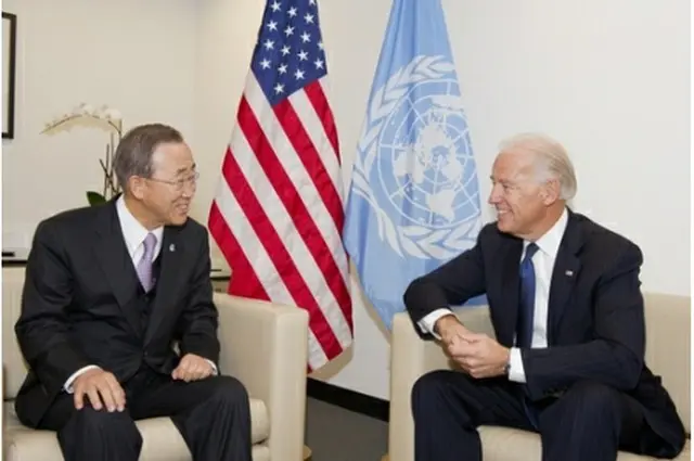 ２０１０年１２月に当時国連事務総長だった潘氏（左）とニューヨークの国連本部で会談するバイデン氏（潘基文財団提供）＝（聯合ニュース）≪転載・転用禁止≫