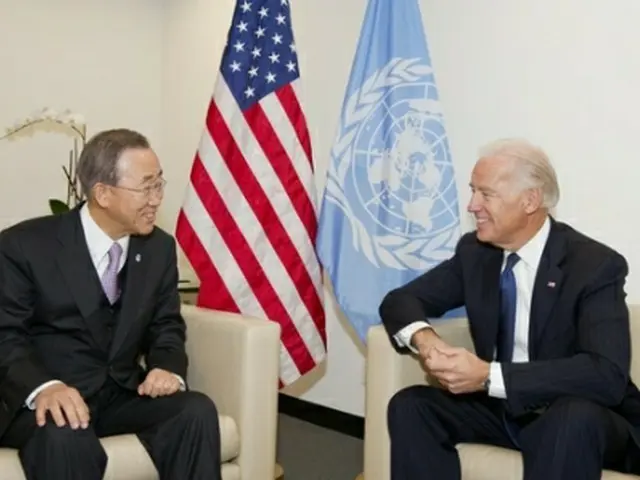 ２０１０年１２月に当時国連事務総長だった潘氏（左）とニューヨークの国連本部で会談するバイデン氏（潘基文財団提供）＝（聯合ニュース）≪転載・転用禁止≫