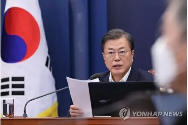 首席秘書官・補佐官会議を行う文大統領＝９日、ソウル（聯合ニュース）