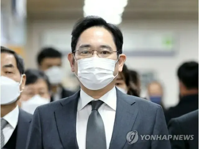 法廷に向かう李被告＝（聯合ニュース）