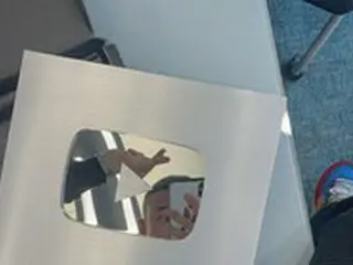 歌手ロイ・キム、軍隊の休暇中にYouTubeのシルバーボタン写真を披露=「thank u」