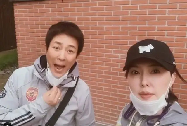 【トピック】韓国芸能界のおしどり夫婦チェ・スジョン＆ハ・ヒラ、仲良く散歩する様子を公開（画像提供:wowkorea）