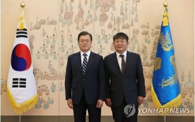 青瓦台（大統領府）で記念撮影する文大統領（左）と盧大使＝１０日、ソウル（聯合ニュース）