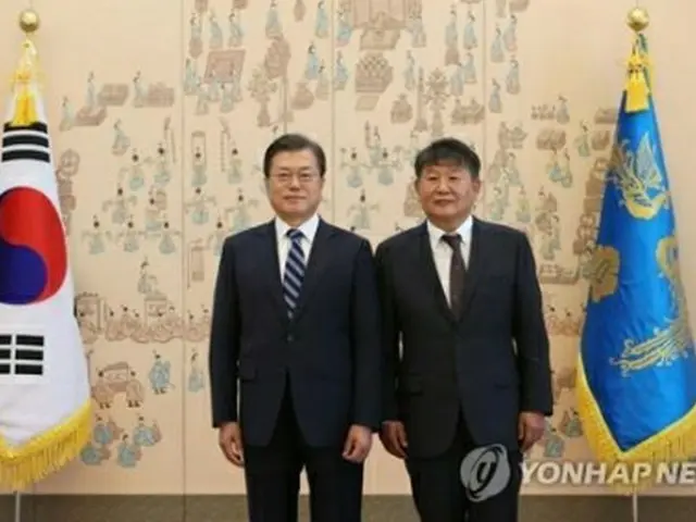 青瓦台（大統領府）で記念撮影する文大統領（左）と盧大使＝１０日、ソウル（聯合ニュース）