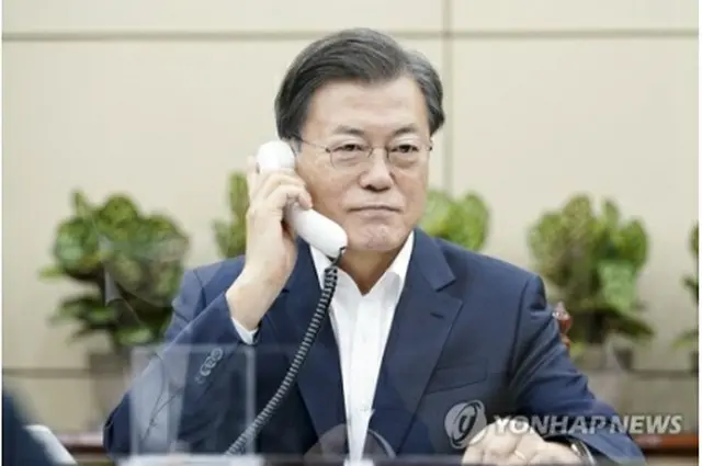 ジョンソン首相と電話会談する文大統領（青瓦台提供）＝１０日、ソウル（聯合ニュース）≪転載・転用禁止≫