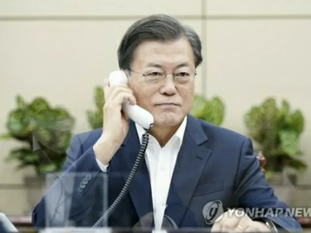 ジョンソン首相と電話会談する文大統領（青瓦台提供）＝１０日、ソウル（聯合ニュース）≪転載・転用禁止≫