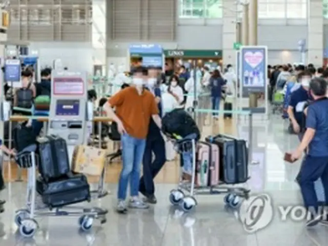 仁川国際空港で北京行きの便の搭乗手続きをする人たち（資料写真）＝（聯合ニュース）