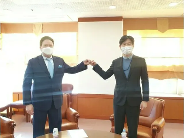 あいさつする朴氏（右）とナッパー氏（外交部提供）＝（聯合ニュース）≪転載・転用禁止≫