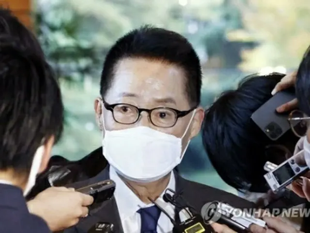菅首相を表敬訪問後、報道陣に囲まれる朴氏＝（共同＝聯合ニュース）