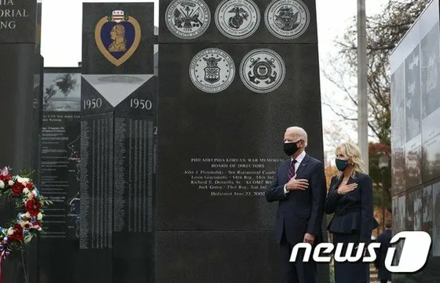 バイデン氏が朝鮮戦争参戦記念碑に献花、文大統領と通話予定も（画像提供:wowkorea）