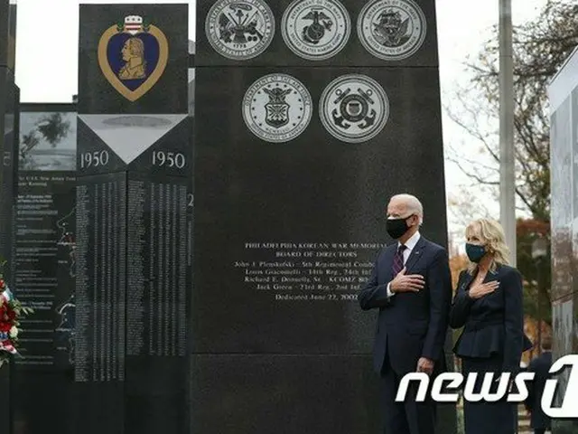 バイデン氏が朝鮮戦争参戦記念碑に献花、文大統領と通話予定も（画像提供:wowkorea）
