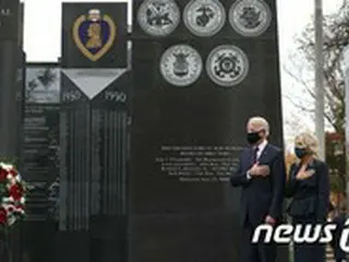 バイデン氏が朝鮮戦争参戦記念碑に献花、文大統領と通話予定も