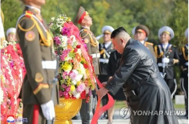10月に中国人民志願軍の烈士陵園を参拝した金委員長＝（朝鮮中央通信＝聯合ニュース）≪転載・転用禁止≫