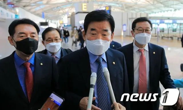 今日（12日）午前、韓国の仁川国際空港で日本への出国を前にした、韓日議員連盟の議員たち（画像提供:wowkorea）