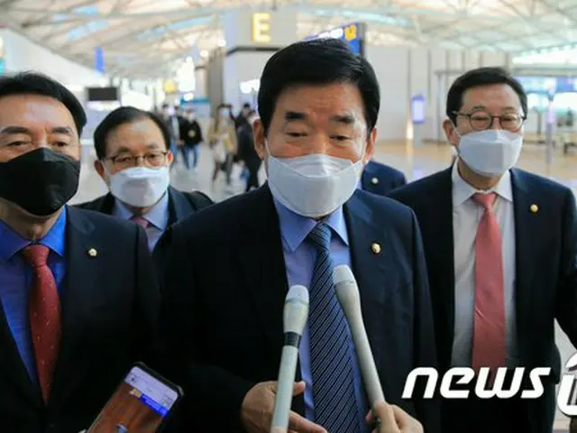 今日（12日）午前、韓国の仁川国際空港で日本への出国を前にした、韓日議員連盟の議員たち（画像提供:wowkorea）