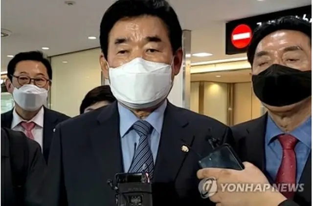 成田空港で記者の質問に答える金振杓氏＝12日、東京（聯合ニュース）